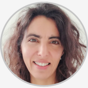 Carla Marrinhas Formada em Medicina Veterinária pelo ICBAS, Universidade do Porto, em 2004, tendo realizado estágio curricular no Hospital Ars Veterinária, em Barcelona. Frequentou os módulos I, II e III de Dermatologia da European School for Advanced Veterinary Studies em Viena, Áustria de 2008 a 2010. Desde 2012, realizou estágios e formações em patologia clínica, principalmente em Citologia e Hematologia (no ICBAS e na Faculdade de Medicina Veterinária de Milão). Obteve o grau de Mestre (Mestrado Integrado em Medicina Veterinária) pelo ICBAS em 2015. Atualmente é estudante de Programa Doutoral em Ciências Veterinárias, no ICBAS. Exerce na área clínica de pequenos animais desde 2004. É colaboradora do Hospital Veterinário do Baixo Vouga, Onevetgroup, desde 2013, onde exerce funções de Subdiretora Clínica, desde 2018. Autora de 6 artigos em revistas internacionais na área da Patologia Clínica.