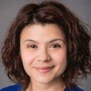 Mónica Augusto DVM, Diplomada pelo Colégio Europeu de Medicina Interna Veterinária Após alguns anos de clínica geral de pequenos animais, completou um ano de internato rotativo no R(D)SVS, Universidade de Edimburgo em 2004, e depois uma residência em Medicina Interna de Animais de Companhia no GUVS, Universidade de Glasgow, em 2009. Após um curto período na Universidade de Liverpool (serviço de Oncologia), trabalhou num hospital privado de referência em Winchester, Reino Unido por vários anos antes de se mudar de volta à academia, primeiro como Staff Clinician no RVC, Londres e desde setembro de 2017 como Lecturer/Assistant teacher in Small Animal Medicine na University College Dublin, Irlanda. Obteve o Diploma Europeu em Small Animal Veterinary Internal Medicine em 2014. É especialista reconhecida pelo European Board of Veterinary Specialization (EBVS), Royal College of Veterinary Surgeons (RCVS) e Veterinary Council of Ireland (VCI). Possui mestrado em Oncologia Clínica pela Universidade de Birmingham, Reino Unido e pós-graduação em Ensino Superior pela UCD, Irlanda. As suas áreas de interesse incluem hematologia, oncologia (particular doenças hemato-oncológicas), endocrinologia e gastroenterologia felina.