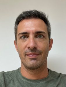 Hugo Carvalho DVM, Certificado de Estudos Superiores em Hematologia e Bioquímica Clínica Animal na ENVT (École Nationale Vétérinaire de ToulouseLicenciado em Medicina Veterinária pela UTAD em 2001, fez o seu estágio curricular durante um ano no Hospital Veterinário do Porto e exerceu clínica de pequenos animais durante 3 anos na Clínica Veterinária da Póvoa (actualmente Hospital Veterinário da Póvoa). Esta experiência permitiu-lhe um conhecimento próximo dos desafios diários de um clínico e a percepção das necessidades e expectativas que os mesmos têm no que diz respeito à patologia clínica laboratorial. Assumindo o gosto particular nesta área, obteve o certificado CES (Certificat d'Études Supérieures) em Hematologia e Bioquímica Clínica Animal na ENVT (École Nationale Vétérinaire de Toulouse), complementando a sua formação com alguns estágios externos, particularmente no Nation Wide Laboratories, um dos maiores e mais reconhecidos laboratórios Veterinários de referência no Reino Unido. Membro fundador do laboratório CEDIVET, em 2006, tem desde essa altura abraçado as funções de patologista clínico e director técnico, acumulando experiência e conhecimentos, sempre num contacto estreito com os clientes. Tem um interesse particular em áreas como a hematologia, citologia e endocrinologia. Colaborador em vários artigos e publicações, é ainda orador em diversas palestras e cursos nacionais.