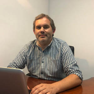 Hugo Vilhena Doutorado em Ciências Veterinárias pela Universidade de Trás os Montes e Alto Douro (UTAD) em 2020. Mestrado e licenciado em Medicina Veterinária pela UTAD, em 2011 e 2003, respetivamente. Pós Graduação em Oftalmologia Veterinária pela Universidade Autónoma de Barcelona em 2006. Está atualmente a frequentar o Mestrado em Oncologia do ICBAS-Universidade do Porto/IPO Porto. Docente de Fisiologia, Emergências e Cuidados Intensivos e Clínica de Animais de Companhia na Escola Universitária Vasco da Gama (EUVG). Vice-Presidente do Conselho Regional do Centro da Ordem dos Médicos Veterinários. Colabora com o OneVet Hospital Veterinário Baixo Vouga desde 2004 e com o OneVet Hospital Veterinário Universitário de Coimbra desde a sua fundação. As suas principais áreas de interesse são Medicina Interna, Oncologia e Oftalmologia.