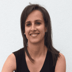 Chantal Rosa 2007 - Licenciatura em Medicina Veterinária pela Escola Universitária Vasco da Gama (Coimbra, Portugal); 2008/2009 - Pós-graduação em Medicina Interna de Pequenos Animais pela Universidade Lusófona, Faculdade de Medicina Veterinária (Lisboa, Portugal); 2010/2011 - Internato de Rotação de Pequenos Animais realizado no VRCC – Centro de Referência Veterinária (Essex, Reino Unido); 2011/2012 – BVSc (Hons) em Medicina Interna de Pequenos Animais pela Faculdade de Ciências Veterinárias, Universidade de Pretória (África do Sul); 2011/2013 - Mestrado em Medicina Interna de Pequenos Animais (MMedVet) atribuído pela Faculdade de Ciências Veterinárias da Universidade de Pretória (África do Sul); 2017 - Diploma de Especialista Europeu em Medicina Interna de Pequenos Animais pelo Colégio Europeu de Medicina Interna Veterinária em Animais de Companhia; 2019 – RCVS Especialista em Medicina Interna de Pequenos Animais pelo Royal College of Veterinary Surgeons, Reino Unido. Oradora convidada em diferentes conferências nacionais e internacionais e autora de diversas publicações em revistas científicas na área da Medicina Interna Veterinária de Animais de Companhia.