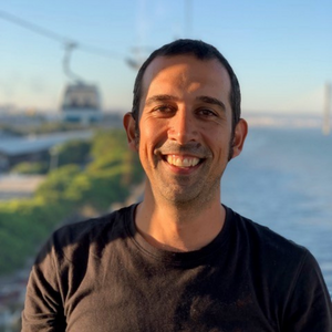 Ricardo Cabeças Colaborador à Docência no Laboratório de Patologia Experimental da Faculdade de Medicina da Universidade de Coimbra (2010 - 2018) no desenvolvimento de software e hardware no âmbito da investigação em patologia experimental, membro do conselho Editorial da Revista Portuguesa de Terapêutica Integrada (2014), membro do conselho Editorial da Revista Experimental Pathology and Health Sciences (2011 - 2016), Professor Assistente na Escola Universitária Vasco da Gama (2014-2018 e 2021- até ao presente) nas UCs de Biofísica, Biomatemática no Mestrado em Integrado de Medicina Veterinária e de Licenciatura em Ciências Bioveterinárias, e nas UCs de Modelos Experimentais Abiológicos e Projecto de Investigação Experimental na Licenciatura de Ciências Bioveterinárias. Aluno de Doutoramento Engenharia Biomédica na área da Biofotónica. Conta com mais de 50 publicações cientificas e 15 orientações de teses/trabalhos científicos
