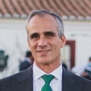 Nuno carolino Investigador do Instituto Nacional de Investigação Agrária e Veterinária, I.P. (INIAV) com atividades na área da conservação e melhoramento genético animal. Professor Convidado do Mestrado Integrado em Medicina Veterinária da Escola Universitária Vasco da Gama - Coimbra. Professor Convidado do Mestrado em Engenharia Agropecuária da Escola Superior Agrária de Coimbra – Instituto Politécnico de Coimbra. Membro do Centro de Investigação Interdisciplinar em Sanidade Animal (CIISA) da Faculdade de Medicina Veterinária - Universidade de Lisboa. Presidente da Comissão Nacional de Coordenação e Acompanhamento do Plano Nacional para os Recursos Genéticos Animais. Ponto Focal Nacional para os Recursos Genéticos Animais da Organização das Nações Unidas para a Alimentação e Agricultura (FAO). Representante Português no European Regional Focal Point for Animal Genetic Resources. Membro da Comissão Gestão e Acompanhamento do Banco Português de Germoplasma Animal (BPGA). Direção da Sociedade Portuguesa de Recursos Genéticos Animais (SPREGA). Membro da Rede Conbiand - Asociación Sobre la Conservación de la Biodiversidad de los Animais Domésticos Locales para el Desarrollo Rural Sostenible. Editor Coordenador da Revista Actas Iberoamericanas de Conservación Animal (AICA). Professor em diversos cursos nacionais e internacionais sobre conservação e melhoramento genético animal e orientador de mais de 90 teses/estágios. Coordenador e participante em vários Projetos IED nacionais e internacionais. Orador em mais de 140 congressos/colóquios, autor de 13 livros/capítulos e de mais de 500 publicações científicas, técnicas e de divulgação.