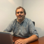 Hugo Vilhena Doutorado em Ciências Veterinárias pela Universidade de Trás os Montes e Alto Douro (UTAD) em 2020. Mestrado e licenciado em Medicina Veterinária pela UTAD, em 2011 e 2003, respetivamente. Pós Graduação em Oftalmologia Veterinária pela Universidade Autónoma de Barcelona em 2006. Está atualmente a frequentar o Mestrado em Oncologia do ICBAS-Universidade do Porto/IPO Porto. Docente de Fisiologia, Emergências e Cuidados Intensivos e Clínica de Animais de Companhia na Escola Universitária Vasco da Gama (EUVG). Vice-Presidente do Conselho Regional do Centro da Ordem dos Médicos Veterinários. Colabora com o OneVet Hospital Veterinário Baixo Vouga desde 2004 e com o OneVet Hospital Veterinário Universitário de Coimbra desde a sua fundação. As suas principais áreas de interesse são Medicina Interna, Oncologia e Oftalmologia.