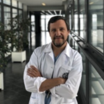 Rui Lemos Ferreira Licenciado em Medicina Veterinária pela Faculdade de Medicina Veterinária de Lisboa em 2004. Entre 2005 e 2014 desempenhou funções como Médico Veterinário na Azevet - Clínica Veterinária. Fundador da empresa de ecografia veterinária móvel Sombra Acústica, em atividade na área da grande Lisboa entre 2007 e 2020. Consultor científico na área de ecografia para a Servive Portugal desde 2012. Membro do corpo clínico do Hospital Veterinário do Atlântico entre 2014 e 2018. Sócio fundador do Espaço ECOVet, centro de referência para realização de exames ecográficos em animais de companhia, em atividade em Lisboa desde 2015. Membro do serviço de imagiologia e responsável da área de ecografia do Hospital Escolar Veterinário da FMV-UL, desde 2018. Consultor e “KOL” na área de ecografia para a ESAOTE desde 2019. Docente convidado das disciplinas de Imagiologia e Diagnóstico por Imagem do Mestrado Integrado em Medicina Veterinária da FMV-UL. Orador frequente em palestras e cursos de pós-graduação na aérea de ecografia de pequenos animais. Pós-graduado em Internal Medicine, Diagnostic Ultrasound, Radiology in Small Animals e Veterinary Internal Medicine Endoscopy pela European School of Advanced Veterinary Studies (ESAVS). Membro da APMVEAC (Associação Portuguesa Médicos Veterinários Especialistas Animais Companhia), EAVDI (European Association of Veterinary Diagnostic Imaging) e da IVUSS (International Veterinary Ultrasound Society).