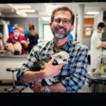 Joaquim Henriques Licenciado em Medicina Veterinária pela Faculdade de Medicina Veterinária de Lisboa em 2000. Exercicio exclusivo em Oncologia médica e cirúrgica de pequenos animais. Fundador e Ex-Director clínico do Hospital Veterinário Berna em Lisboa (2012-2021). Responsável pela implementação e desenvolvimento do serviço de referência em oncologia do Centre Hospitalier Veterinaire Frégis, em Paris. Responsável pelas consultas de oncologia e ensino clínico do Centro Hospitalar Universitário da Escola Veterinaria Maisons-Alfort, Paris. (2021-2022) Doutorado em Biomedicina pela Faculdade de Ciências da Saúde da UBI. Diploma Universitário pela Faculdade de Medicina de Paris em Radiologia Interventiva em Oncologia. Ex-Secretario da Sociedade Europeia de Oncologia Veterinária. Desde Janeiro deste ano responsável pelo Centro de Referência em Oncologia do Hospital Anicura Atlântico e Professor Auxiliar da Faculdade de Medicina Veterinária da Universidade Lusófona. Investigador do Centro de Investigação em Cancro do iNOVA4Health da Nova Medical School. Autor de várias publicações em revistas internacionais. Orador assíduo em conferências nacionais e internacionais. Os tempos livres, passo-os entre viagens e caminhadas na natureza.